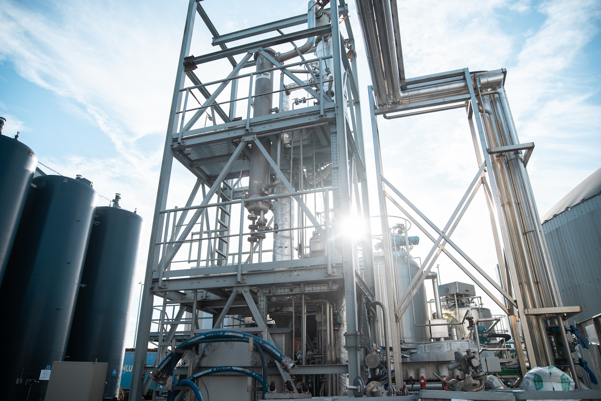 PortofAntBruges's tweet photo. Deze week ondertekenden @power2hydrogen en #TripleW als eerste de concessieovereenkomsten voor NextGen Demo in Antwerpen. In deze innovatiehub kunnen bedrijven hun demoprojecten rond energietransitie en circulariteit testen. 🔄

Drie andere bedrijven stapten in een voorbereidingstraject, waarin ze tot 1 jaar ondersteuning krijgen voor de uitwerking van hun projecten. Daarvoor ondertekenden #H2SITE, @Hysilabs en @AquatureLtd een ‘Letter of Intent’.

Meer info op https://t.co/QVPNFjOIEc.