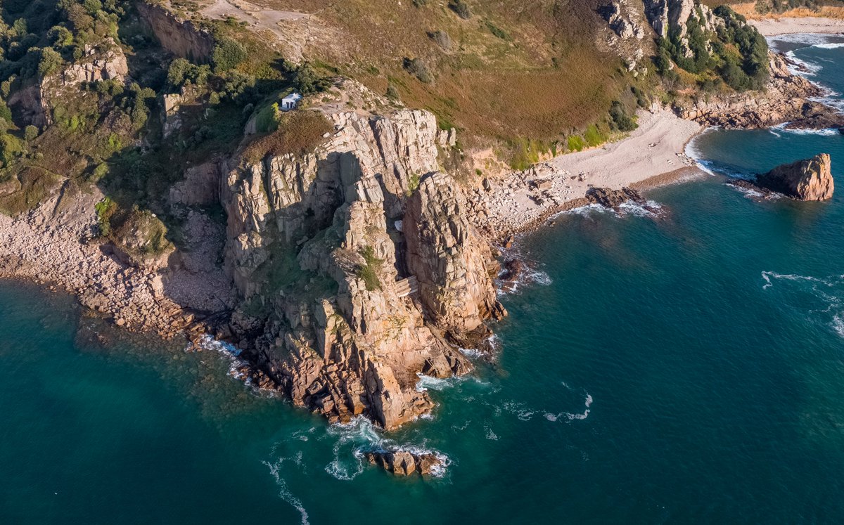 📍La Cotte de St Brelade One of our #coastal #Island geosites along #JerseyCI's south-west coast. Stone tools and bone heaps including Neanderthal remains were discovered in a cave within this granite headland. 🦣 📸 @BamPerspectives