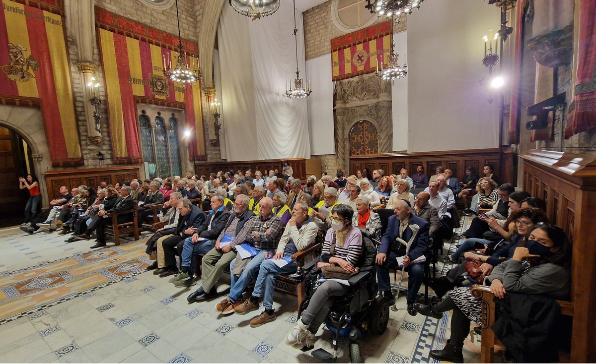 sindicaturabcn's tweet photo. 💙 Encara emocionades per l'acte de presentació de l'informe 2023 de la @sindicaturabcn al Saló de Cent.

💡 Gràcies a la ciutadania, les associacions i les entitats que van assistir. Seguirem escoltant-vos i aprofitant el vostre coneixement per assolir una Barcelona més justa. https://t.co/jkD50SxwU6