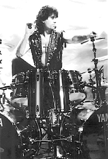 Remembering the legendary drummer #CozyPowell who we sadly lost 26 years ago today 🙏
#TheJeffBeckGroup #Rainbow #MichaelSchenkerGroup #Whitesnake #EmersonLakeAndPowell #GaryMoore #BlackSabbath #BrianMay #RestInPeace