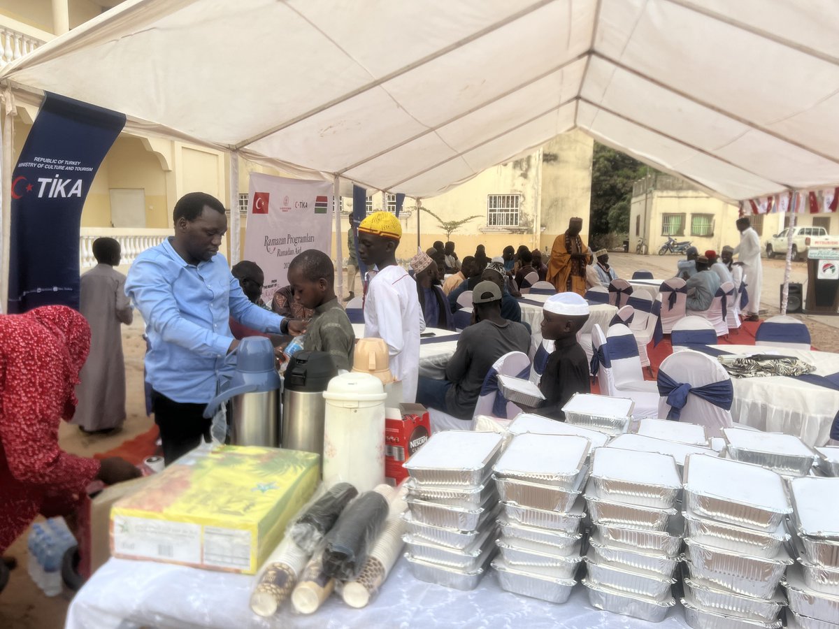 TİKA #Gambiya’da öğrencilere iftar verdi 🕌🌙Gambiya Yüksek İslam Konseyi ev sahipliğinde, 200 medrese öğrencisi için iftar programı düzenlendi. 🔗tika.gov.tr/tikanin-iftar-…