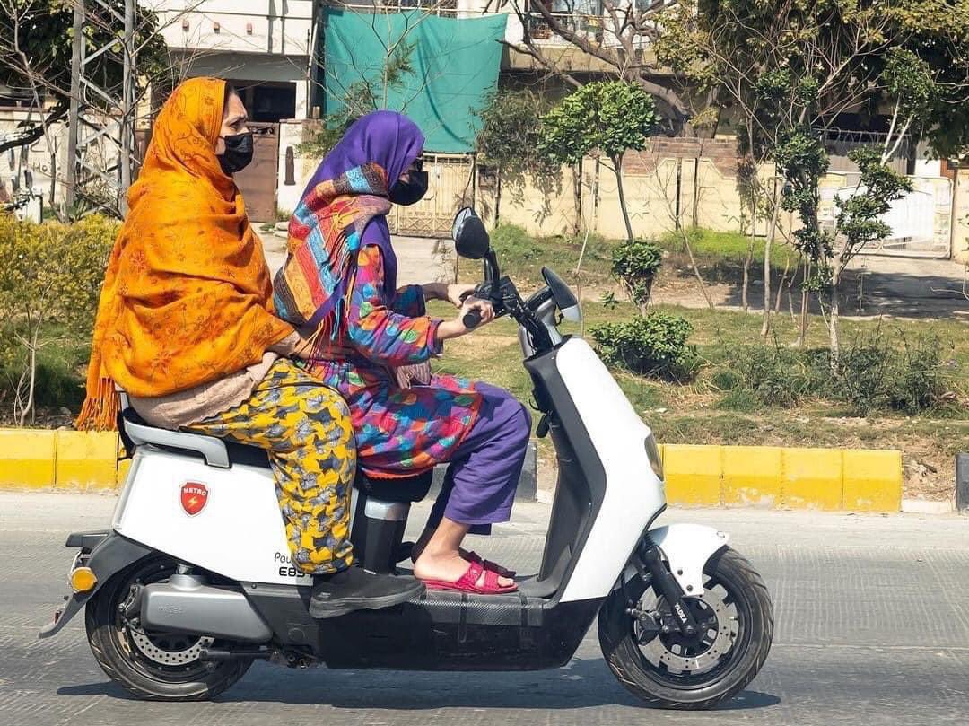 اسلام آباد، پاکستان کی ایک سڑک کے مناظر
ایک بیٹی اپنی ماں کے ہمراہ موٹر بائیک چلاتے ہوئے❣️