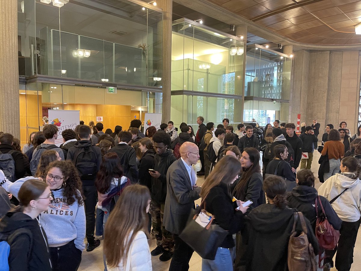 C'est bondé ce matin au #printempsdeleco ⁦<a href="/ChrisChavagneux/">Chris Chavagneux</a>⁩ ⁦<a href="/AlterEco_/">Alternatives Economiques</a>⁩