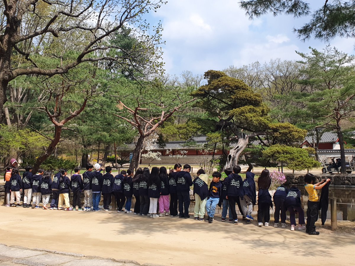 오늘 식목일을 맞아 스타벅스 파트너와 운현초등학교 학생들이 함께 종묘관리소 직원들과 나무심기 행사를 진행했습니다. 🌳
