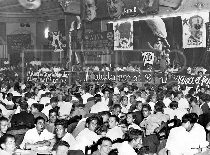 Era el #5Abril de 1936; se creaban las Juventudes Socialistas Unificadas, una organización Paramilitar que sembraría de sangre y terror las calles españolas durante la Primavera Trágica de 1936

En IMG, uno de sus Congresos en Madrid; de fondo, grandes fotos de Lenin y Stalin..🔽