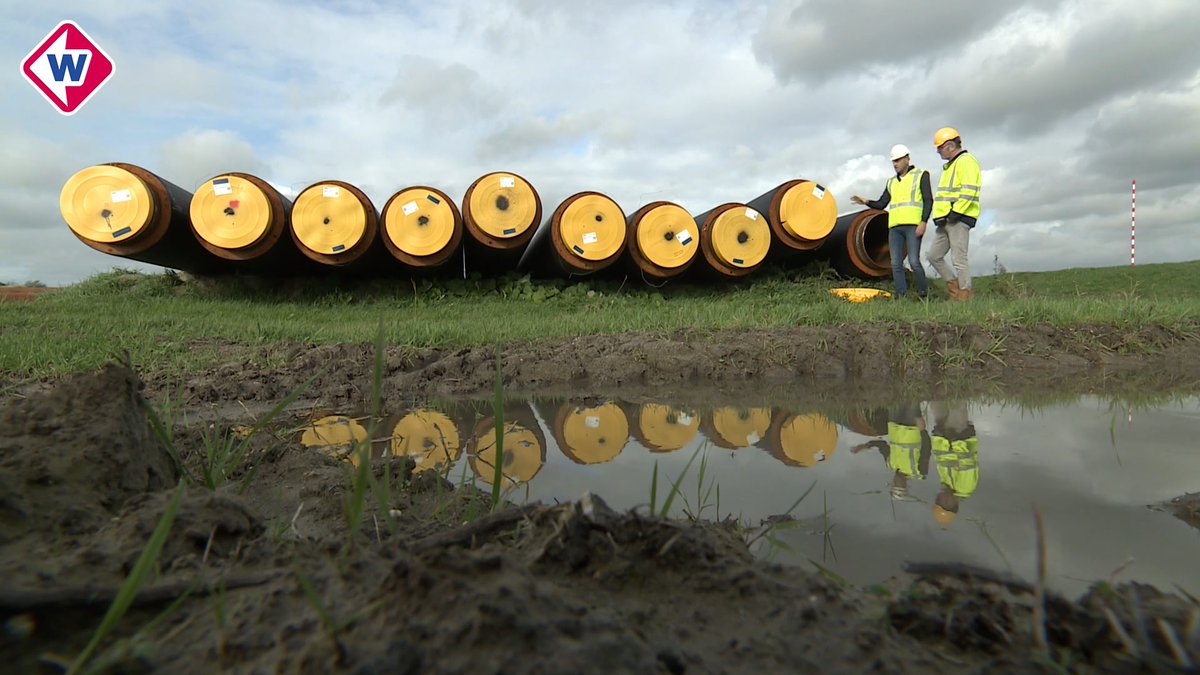 zuid_holland's tweet photo. Overal in Zuid-Holland worden grote buisleidingen in de grond gelegd om #restwarmte mee te vervoeren. Maar wat ís dat eigenlijk, ‘restwarmte’? Journalist Johan Overdevest zocht dit in een serie voor Omroep West. In de eerste aflevering: restwarmte 👉 https://t.co/KnDDrqSoB7 https://t.co/zOYefrBAjv