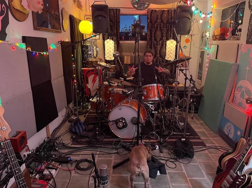 Mondo Generator recording at Rancho de la Luna this week. Nick did say they were working with a new drummer when he was chatting after a Death acoustic show recently. 🏜️ 📸 @ranchodelaluna @NICKOLIVERI