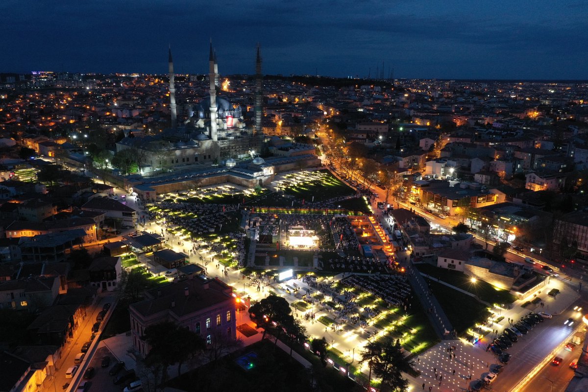 Edirne Valiliği tarafından düzenlenen “Selimiye Gölgesinde Edirne-Balkan Buluşması İftar Programı” Diyanet İşleri Başkanı @DIBAliErbas, Edirne Valisi @Yunus_Sezer_, YTB Başkanı @abdullah_eren, Balkanların farklı ülkelerinden çeşitli STK'ların, kanaat önderlerinin ve…