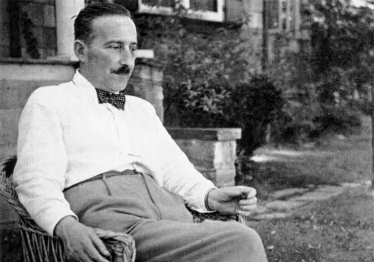 dusunbildergisi's tweet photo. Pasaportun ne zamandan beri kullanıldığını düşünmemişim hiç, Zweig diyor ki: “1914 yılından önce yeryüzü tüm insanlığa aitti. Herkes istediği yere gidebiliyor ve istediği kadar uzun kalabiliyordu. İzin verme yoktu, kabul etme yoktu.” Dünün Dünyası, s.467. https://t.co/X2flf6p6Pe