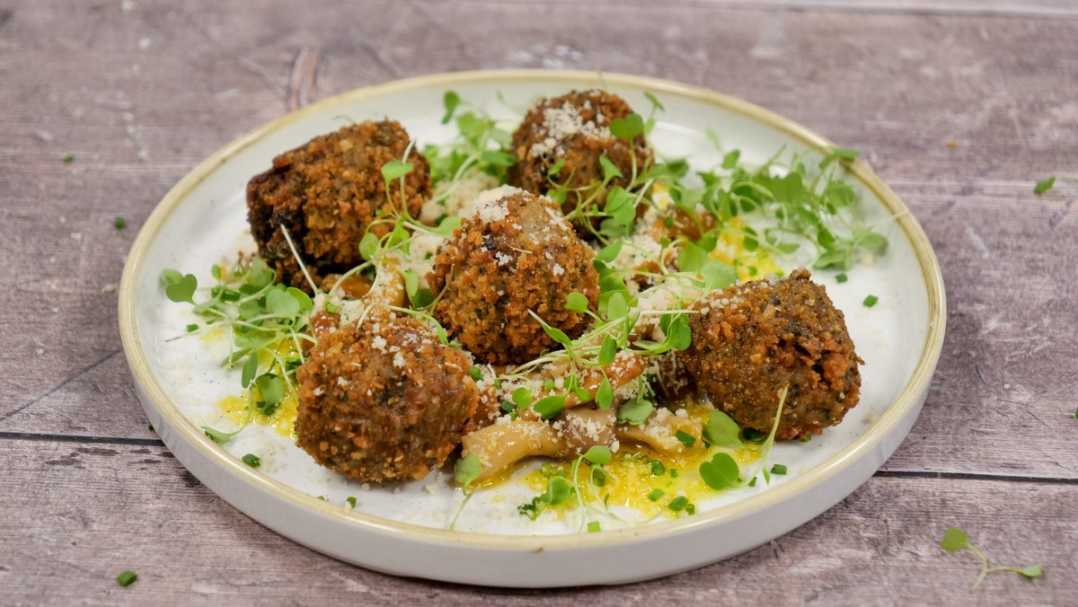 Brakes Porcini Mushroom Arancini 🍄 With authentic flavours of truffle oil and parmesan, this simple and delicious dish that will take your customers on a journey to Sicily. Bravissimo! 👏 Discover Italian food in focus: brake.co.uk/inspirational-…