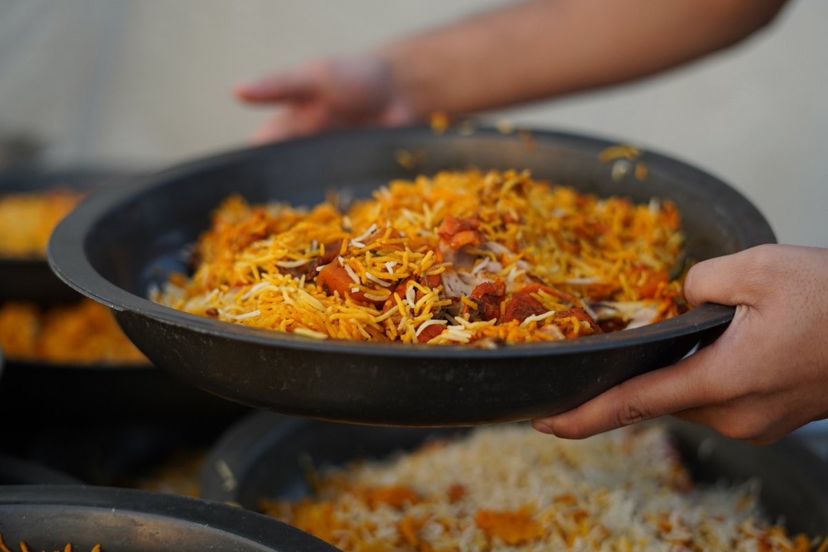 alwahabfdn's tweet photo. As we bid farewell to this sacred month, we express gratitude to our #donors for their kindness in donating towards #IftarPacks. Your generosity has helped us provide nourishment and hope to countless individuals during #Ramadan.🍱📦 

Jummah-tul-Wida Mubarak! 🤲🕌📿 https://t.co/rBnhRAlf1i