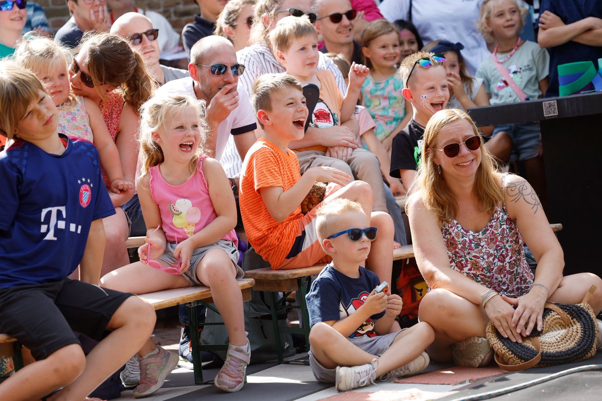 𝗚𝘂𝗲𝘀𝘀 𝘄𝗵𝗼'𝘀 𝗯𝗮𝗰𝗸! Festival de Verwondering keert terug naar de prachtige binnenstad van Gouda van 19 tot en met 21 september 2024.
𝗪𝗲 𝗸𝘂𝗻𝗻𝗲𝗻 𝗻𝗶𝗲𝘁 𝘄𝗮𝗰𝗵𝘁𝗲𝗻 𝗼𝗺 𝗵𝗲𝘁 𝗺𝗼𝗼𝗶𝗲 𝗽𝗿𝗼𝗴𝗿𝗮𝗺𝗺𝗮 𝗺𝗲𝘁 𝗷𝗲 𝘁𝗲 𝗱𝗲𝗹𝗲𝗻!