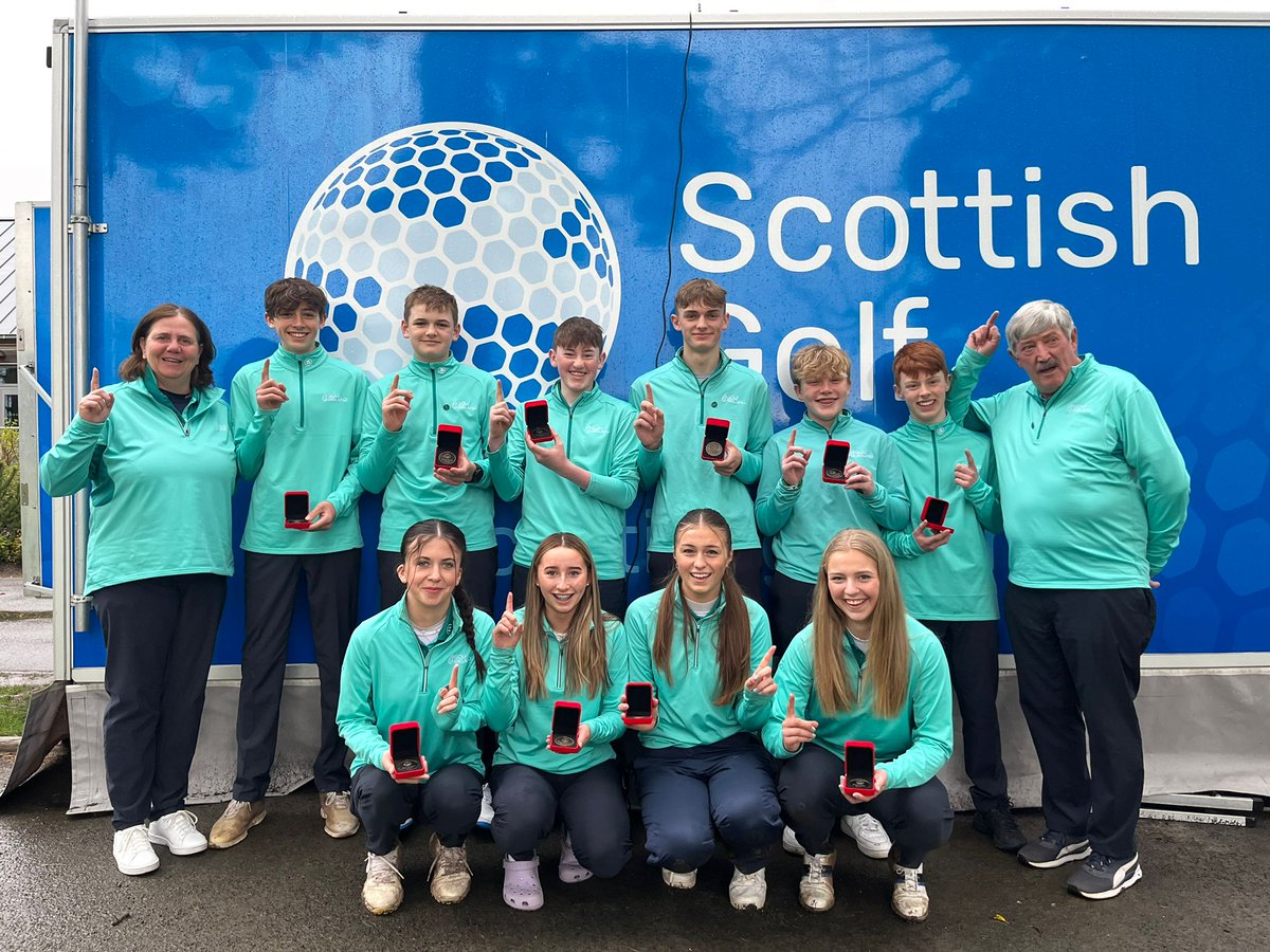 U16 Quadrangular winners!🏆 Due to today's cancellation, our unbeaten Quadrangular team finish in first and take home the medals!🥇☝️ Result: golfireland.biz/3xhXsqg @BelvoirParkGolf @PGC1894 @CountyLouthGC @BallinasloeGolf @DelganyGC @Hollinwell @royalportrush @Royaldublin1