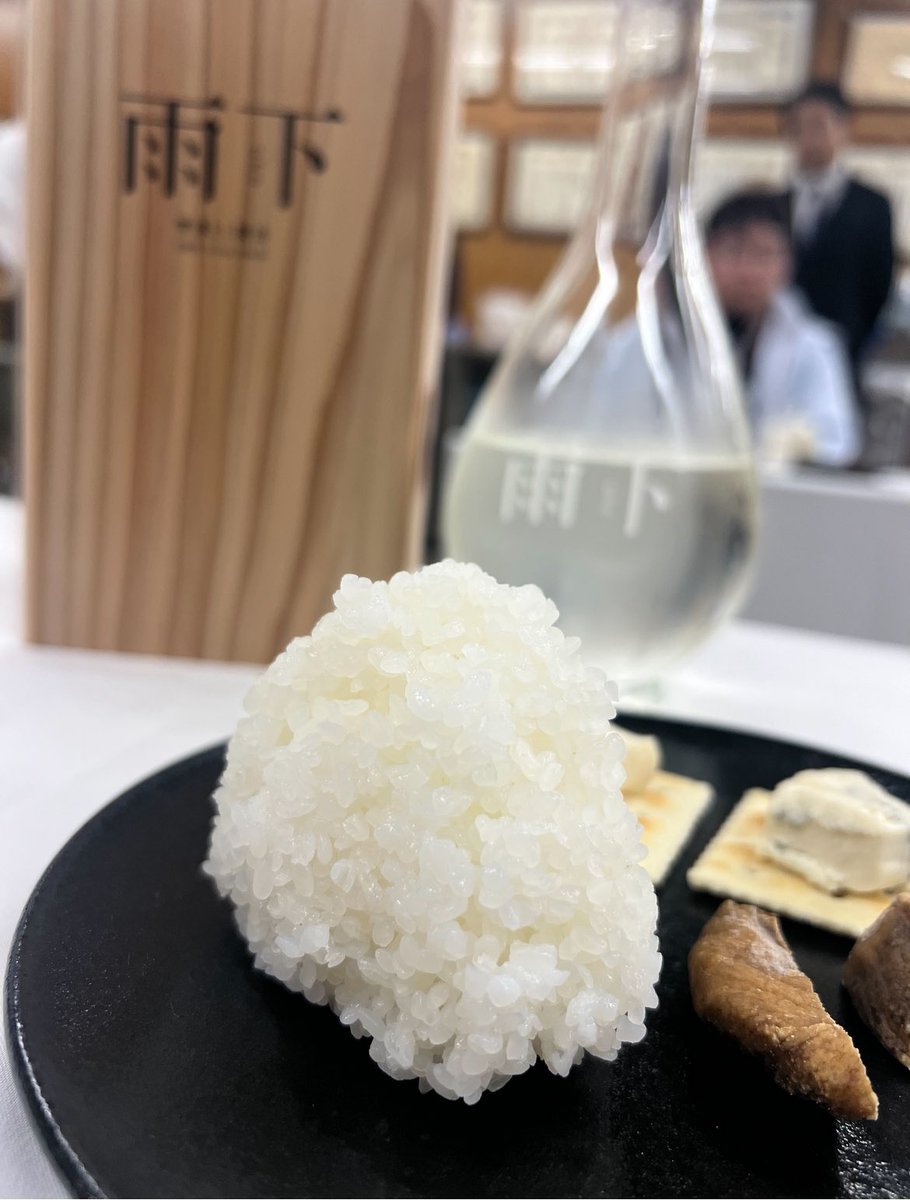 JALさん、博報堂さんと、プレミアム酒蔵ツアーを実施❗️

『雨下』の味わいを支える、『雫落とし』が本日行われていますが、なんとその雫落としの現場を見ながら、生の雨下が飲める体験です。

酒蔵でできる最高峰の体験を考え、全力を尽くしています❗️

明日も実施予定☺️
頑張って行きます！