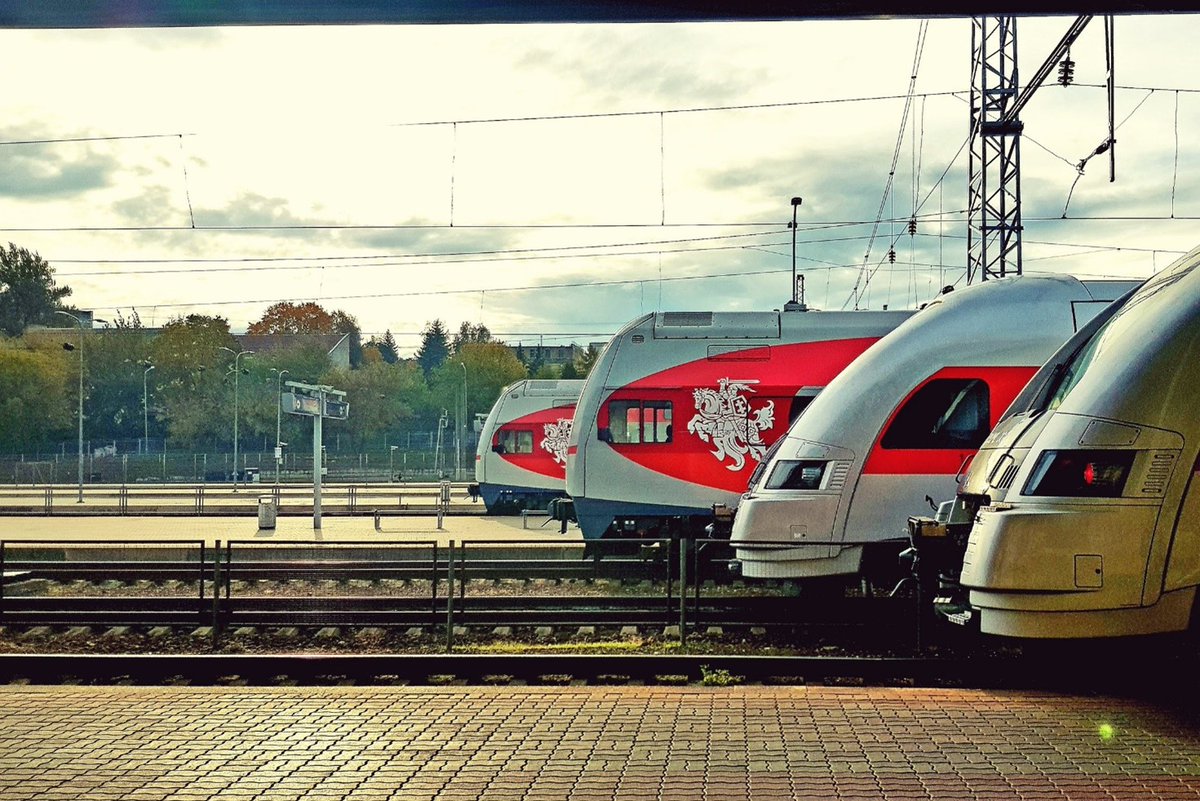 🚆 LTG Link equips trains with #Starlink satellite internet, enhancing #connectivity on the Vilnius-Riga and Vilnius-Klaipeda routes. This upgrade addresses areas where conventional internet weakens, ensuring uninterrupted work for passengers. Stay connected and work…