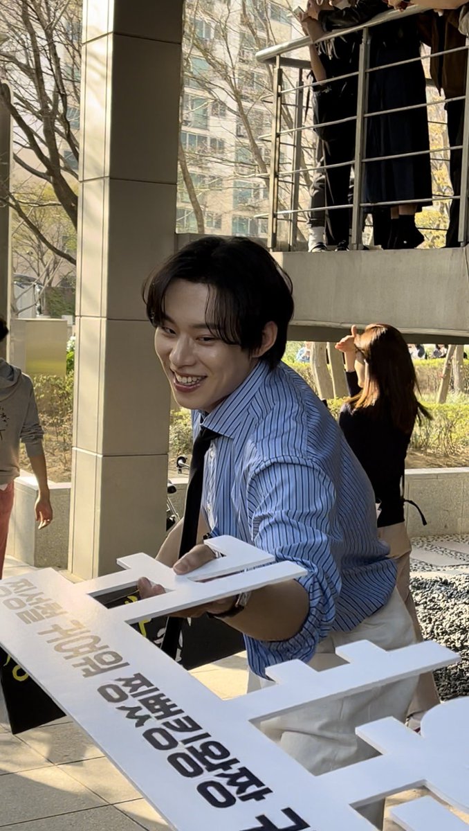 IMcheolkung2's tweet photo. 240405 댓글부대 무대인사 영등포 퇴근길에서 김성철배우님이 이 판넬 들고 계신 거 정면에서 찍은 사진이나 영상 있으신 분 디엠이나 멘션 주실 수 있나요ㅠㅠㅠㅠㅜㅠㅠ 드리기만 하고 들고 계신 걸 못 봤어요🥺🥺 #김성철 #찡뻤킹 #손석구 #홍경 #김동휘 #댓글부대 RT 부탁드려요🥹 https://t.co/VPBbUDpqth