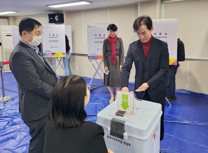 김영우, '아내와 딸과 회기동 사전투표소에서 투표하고 왔습니다. 오늘은 대한민국과 동대문의 미래를 선택하는 첫 날입니다. 사전 투표 첫날인 오늘 오전 9시 아내와 딸과 함께 제가 처음 동대문으로 이사와 살았던 회기동 사전투표소에 들러 투표하였습니다.' #동대문갑