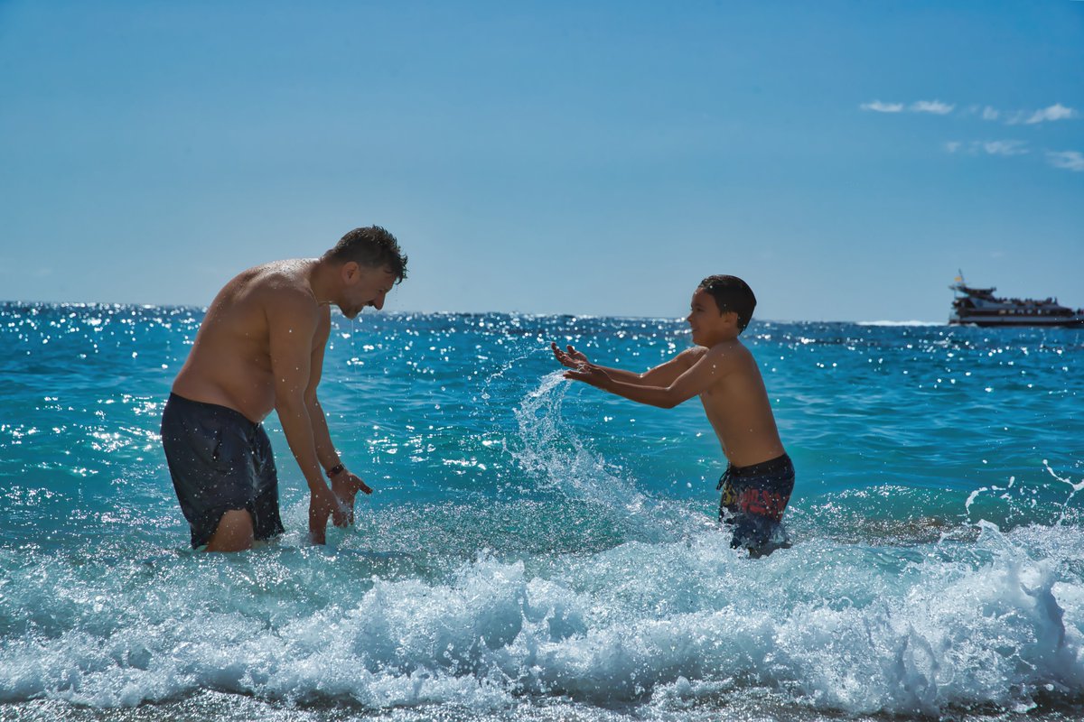 🌞 Familias aventureras, #CostaAdeje os espera con 3 planes geniales para los peques: @SiamPark : emocionantes toboganes y la piscina de olas más grande del mundo. ⚓️ Inflables La Pinta: diversión en el mar. @aqualandTFE : toboganes y espectáculos de 🐬 ¡Te esperamos! 😉