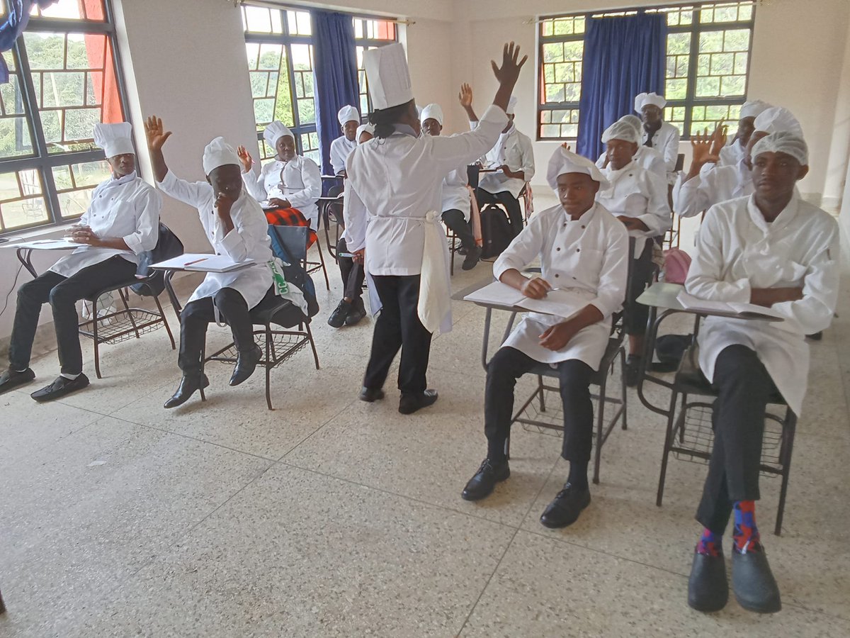 #KenyaUtalii College- Kisumu Campus kitchen operations Techniques (KOT) students in session with Chef Millicent Onditi.

Apply here: bit.ly/3Q9kqHw for the ongoing April/May intake for short and full-time courses

#UtaliiKisumuCampus #hospitality
