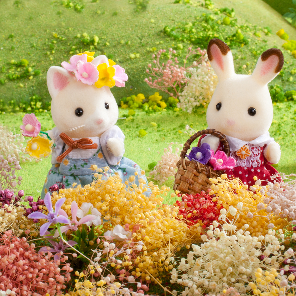 Tiffany and Freya are collecting some pretty flowers. 💐 It’s a bright sunny day, and everything smells so sweet! ☀️ How many colours can you count? 🎨 #spring #flowers #friends #beautiful #sylvanianfamilies #sylvanianfamily #sylvanian #calicocritters #calico #dollhouse