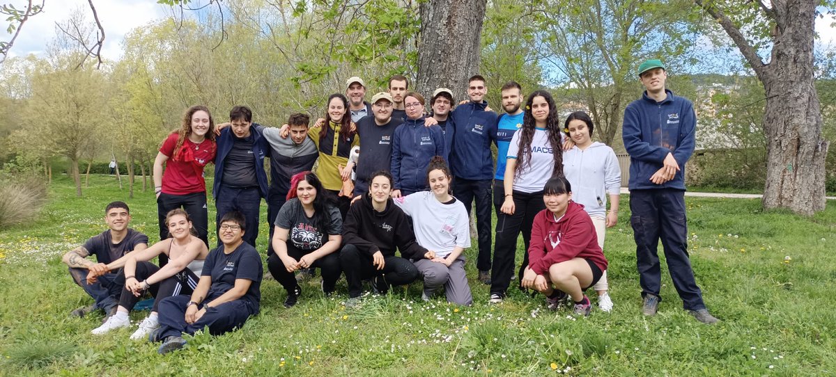 Esta semana, #jóvenes de nuestros Grupos de Acción Social #GAS de #Navarra estuvieron en las huertas ecológicas que gestiona <a href="/GureSustraiak/">Gure Sustraiak</a> en casa Gurbindo, Aranzadi. Allí, hicieron talleres y labores de la huerta junto a chicos y chicas del centro ocupacional Hirikimuak. 😍🌱