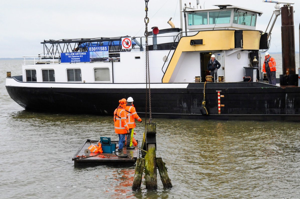 De markante ijsbrekers van Marken bij de Rozewerf verhuizen tijdelijk naar een opslag, omdat we hier aan de slag gaan met de dijkversterking. We grijpen deze gelegenheid meteen aan om ze op te knappen. 🏗️🌊 📷 Jan Pieter Schouten