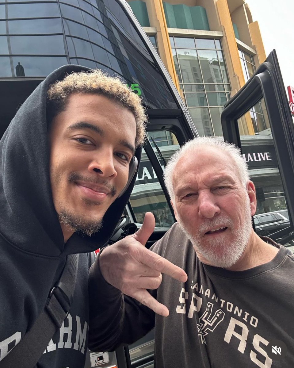 Hai 75 anni.
Alleni da 50.
C'eri quando non c'era la linea del tiro da 3 punti.
Hai iniziato ad allenare quando il padre di Doncic non era ancora nato.
Sei giunto alla ventottesima stagione alla guida dei San Antonio Spurs.
Oggi alleni la squadra più giovane dell'intera NBA, dove