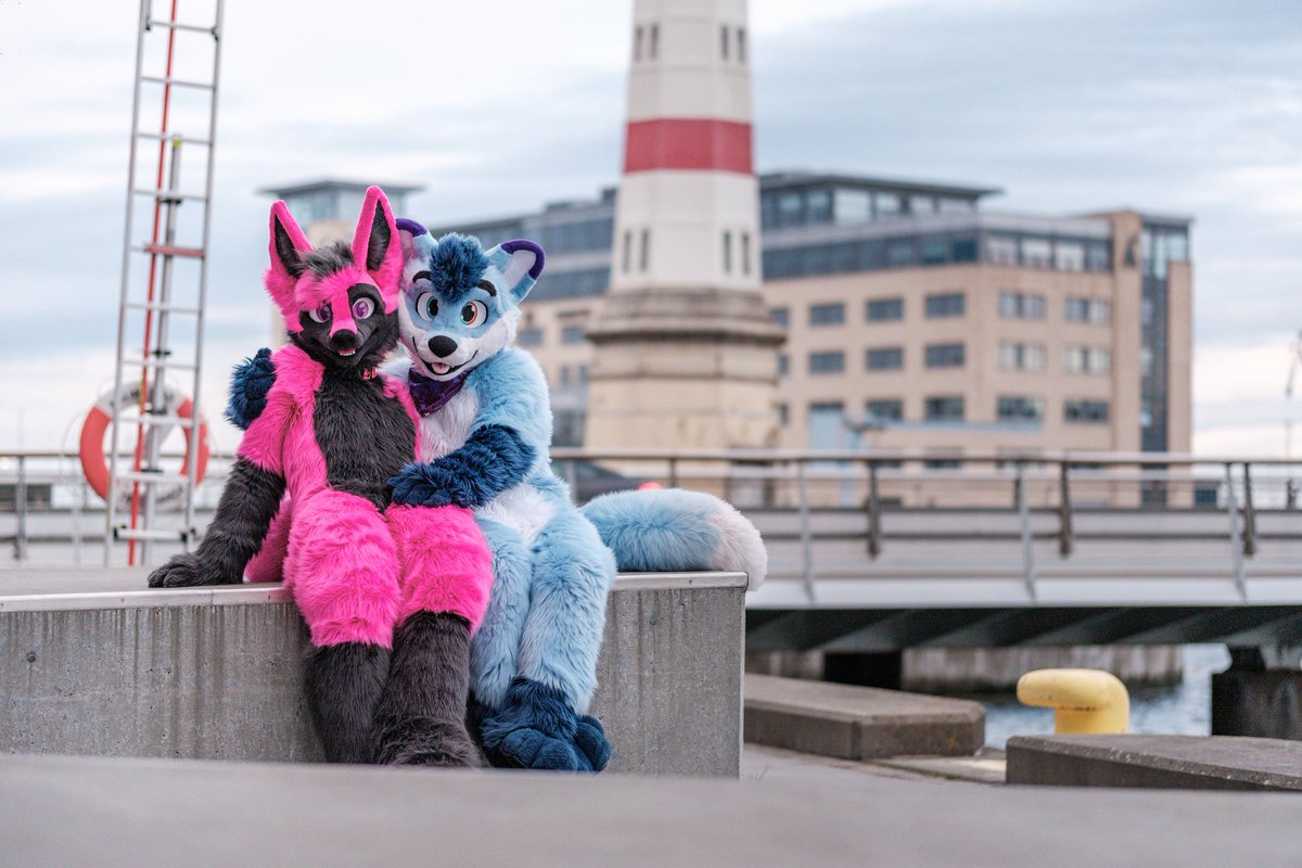 Oh look I've found a cute pink fox for this #FursuitFriday 🩷 🦊 @Cmos_ThunderFox 📷 @ShizahLombax