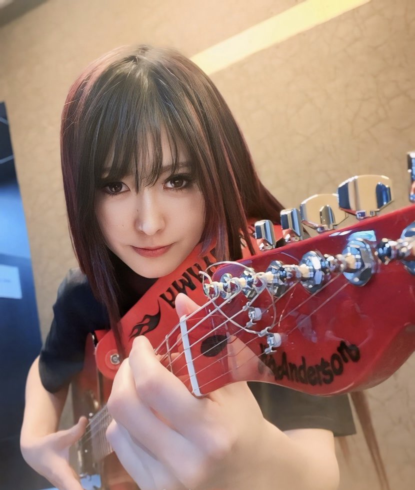 hangyooodon's tweet image. エレキギターって楽しいな
弾いたらギャーーンって爆音が鳴るぜ！
バンドツアーに先駆けて明日は鶴見緑地へ行ってきます🌸桜舞い散る中歌うぞ〜
#MadCat #H_S_Anderson