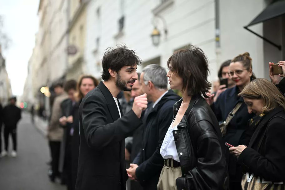 En photos, Charlotte Gainsbourg et Ben Attal, mère et fils complices lors d’une cérémonie à la Maison Gainsbourg madame.lefigaro.fr/celebrites/act…