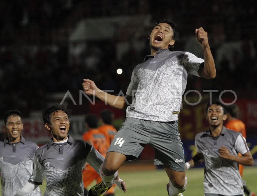 Redswm's tweet image. Selebrasi eks Pemain Timnas, Khomad Suharto saat memperkuat Tim DIY di ajang Piala Kemerdekaan 2015

Arsip : Antarafoto

#trustdisional
