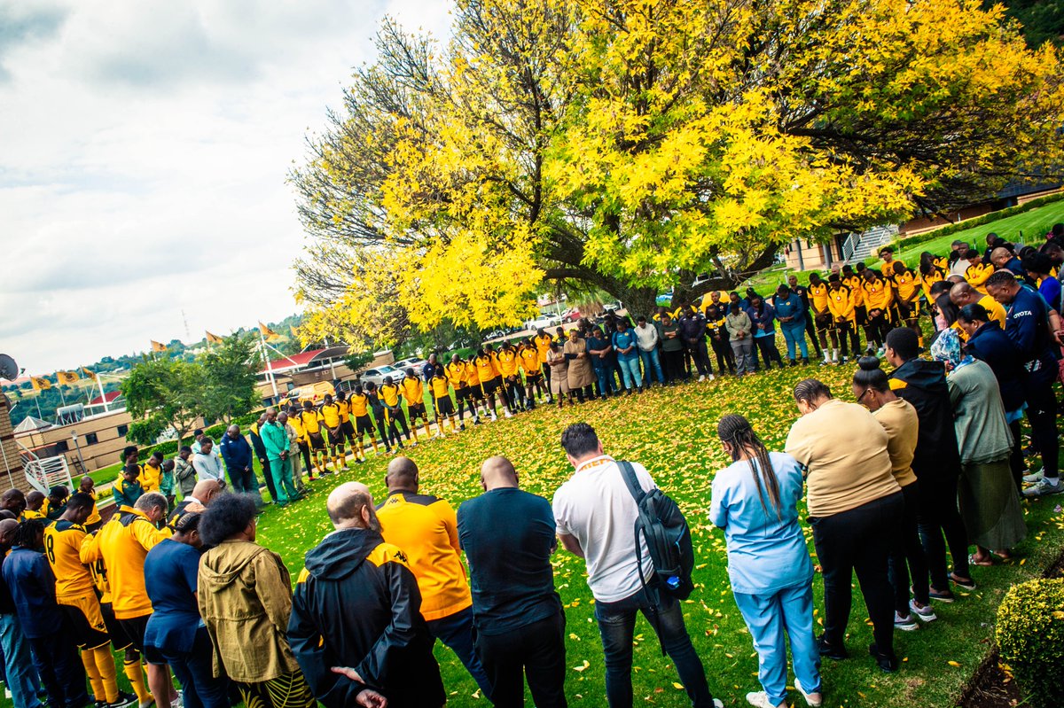 KaizerChiefs's tweet photo. A moment of silence and a prayer session was held at the Kaizer Chiefs Village yesterday afternoon in remembrance of the late Kaizer Chiefs player, Luke Fleurs.

Rest in peace Luke.❤️

#Amakhosi4Life https://t.co/suyVX2froH