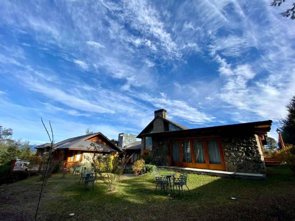 🏡 Alojamiento en Villa la Angostura - VER ACÁ 👉 bit.ly/hosteriapatagon 👈#cabañas #alojamiento #patagonia #villalaangostura #vacaciones 🌿