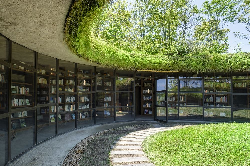 Bibliothèques vertes/Green Libraries : une bibliothèque sous terre dans une exploitation agricole au Japon. Ce projet a vu le jour dans la ferme biologique Kurkku fields dans la région de Chiba lnkd.in/evJTiWHf via Hicham En Nakhla