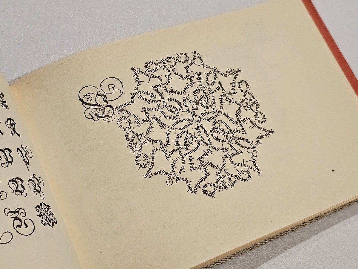 沃夫岡•富格爾《一種實用且基礎扎實的美麗書法示範書》
初版1553年，我手上的是1967年的精裝重印版。