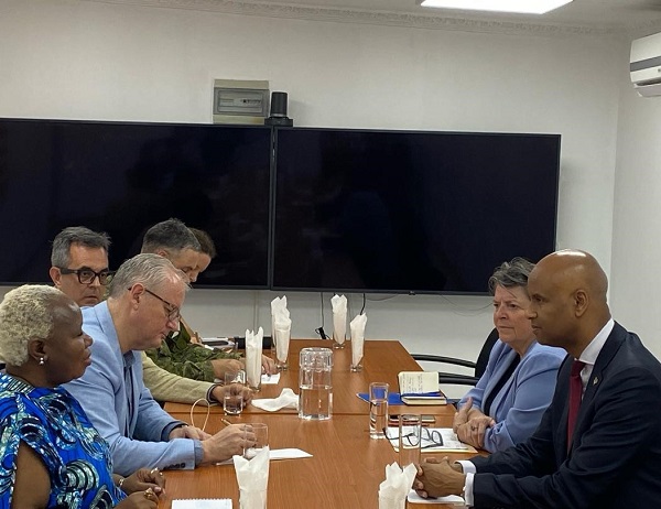 While in official visit to DRC, Minister @HonAhmedHussen of @CanadaDev discusses security and humanitarian issues with @UN_Bintou.