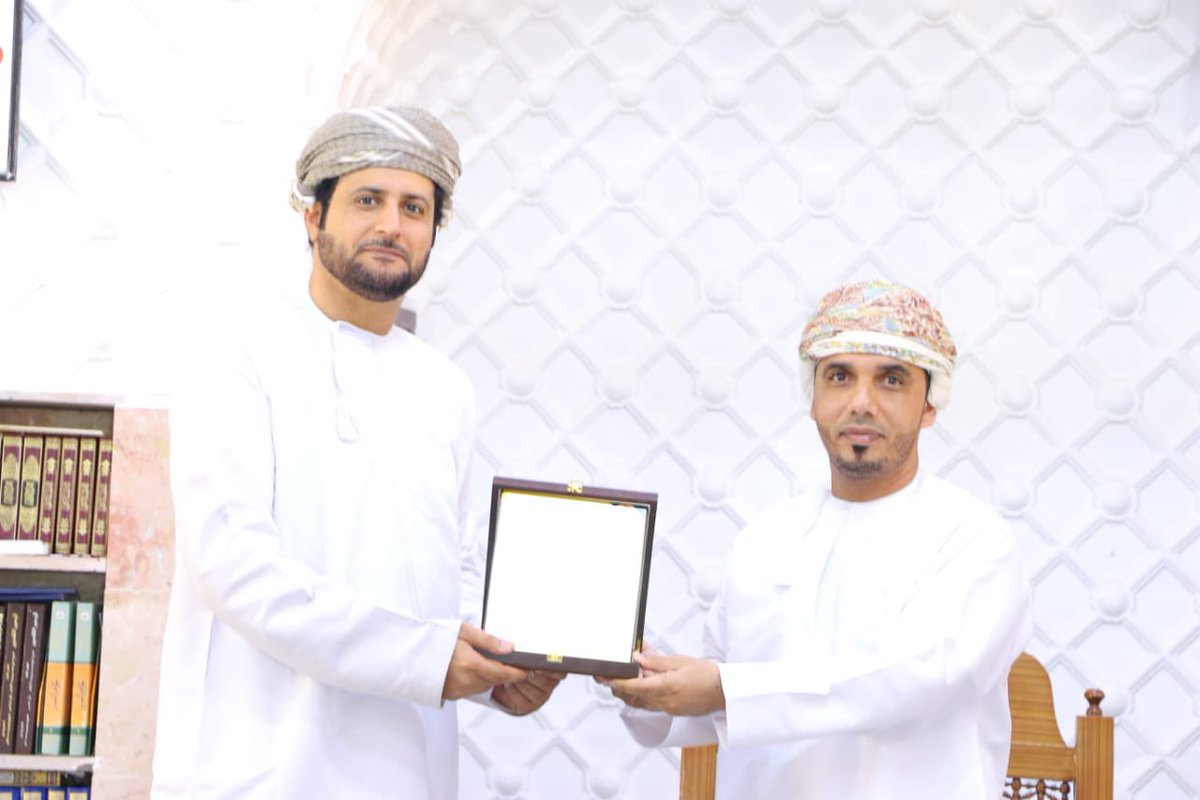 FljAly75601's tweet photo. بتنظيم من فريق الشعلة الرياضي الثقافي ممثلا باللجنة الثقافية وبدعم من مدرسة شمس الربيع الخاصة قدم المحاضر المدرب فارس بن محمد العوفي محاضرة بعنوان ( إنك لن تستطيع معي صبرا ) في جامع فلج العالي. https://t.co/m0BeaCCmVo