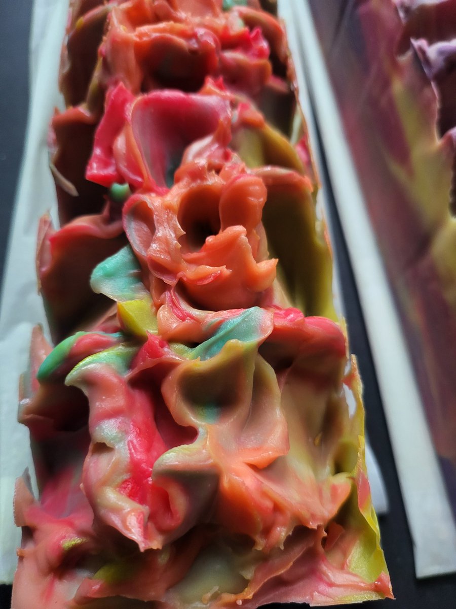 meso_que's tweet photo. Here are the 2 goat milk soaps that I made yesterday. I haven't steamed the tops yet. I personally like to steam after the cut because it gives the whole bar a polished look. 

Cucumber Melon
Raspberry Lemonade 

It's giving SUMMERTIME

#thefirstladysoapco #goatmilksoap https://t.co/QN1d7FH0nD