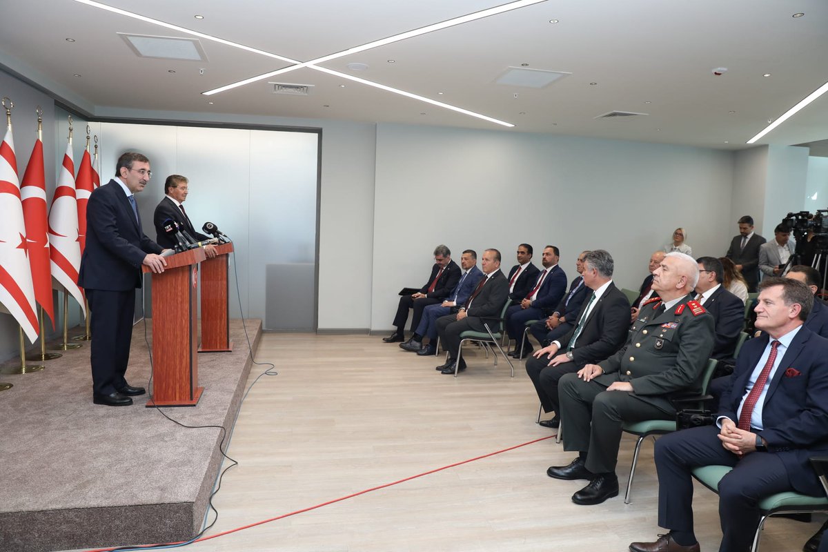 Başbakan Ünal Üstel, KKTC'ye günübirlik ziyarette bulunan , Türkiye Cumhuriyeti Cumhurbaşkanı Yardımcısı Cevdet Yılmaz ile birlikte Ercan Havalimanı’ nda ortak bir basın toplantısı düzenledi