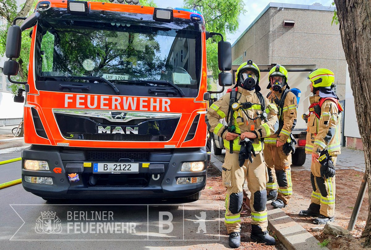 Berliner_Fw's tweet image. #Brand einer Werkstatt im 3. OG eines 5-geschossigen Geschäftsgebäudes in der #Klarenbachstraße in #Moabit.
Mit 3 Strahlrohren, davon eines über #DLK wurde der Brand gelöscht. Eine Person wurde vor Ort vom #Rettungsdienst betreut.
Im Einsatz waren rund 50 Kräfte.