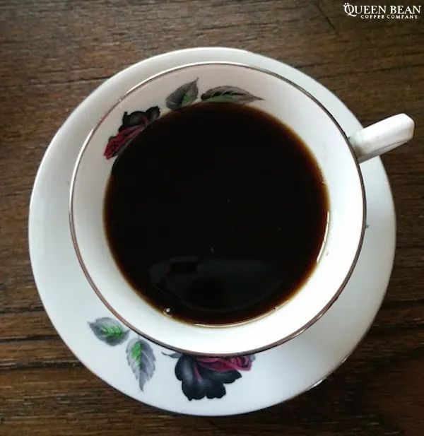 TheQueenBean.com #Coffee profile: Italian Roast - 20% off all April! An intriguing blend of three organically grown coffees from South America. Italian Roast, our darkest coffee, pushes the limits of our roaster. read more -> buff.ly/2MsgG3d