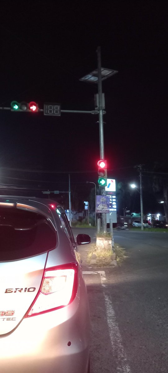 ade_qu's tweet photo. Kondisi TL hijau dan merah menyala bersamaan,posisi per3an SPBU Ketileng,Semarang. @Dishubkotasmg @RadioIdolaSMG https://t.co/IcebXW7GWu