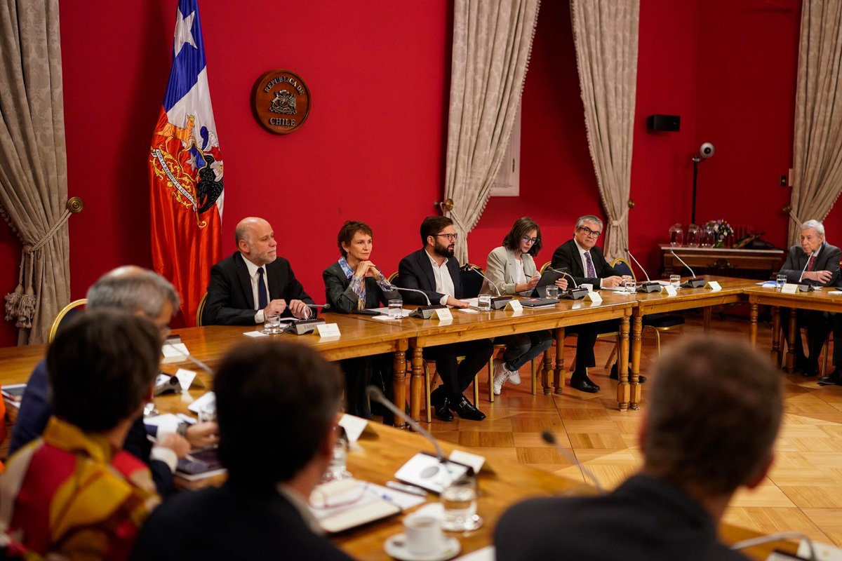 GabrielBoric's tweet photo. Iniciamos este viernes con un nuevo Consejo de Gabinete junto a ministras y ministros de Gobierno. 

Esta semana hemos tenido muy buenas noticias económicas. Se logró reducir la inflación desde 14% a menos de 4%, sin caer en recesión. Además, la economía está creciendo desde mediados de 2023, es decir, llevamos nueve meses creciendo. Y esta expansión continuará durante 2024 donde el mercado del trabajo seguirá recuperándose. 

Las buenas noticias no pueden llevar a complacencia ni espejismos. Las buenas cifras se consolidan cuando llegan a las familias, para eso seguimos trabajando!