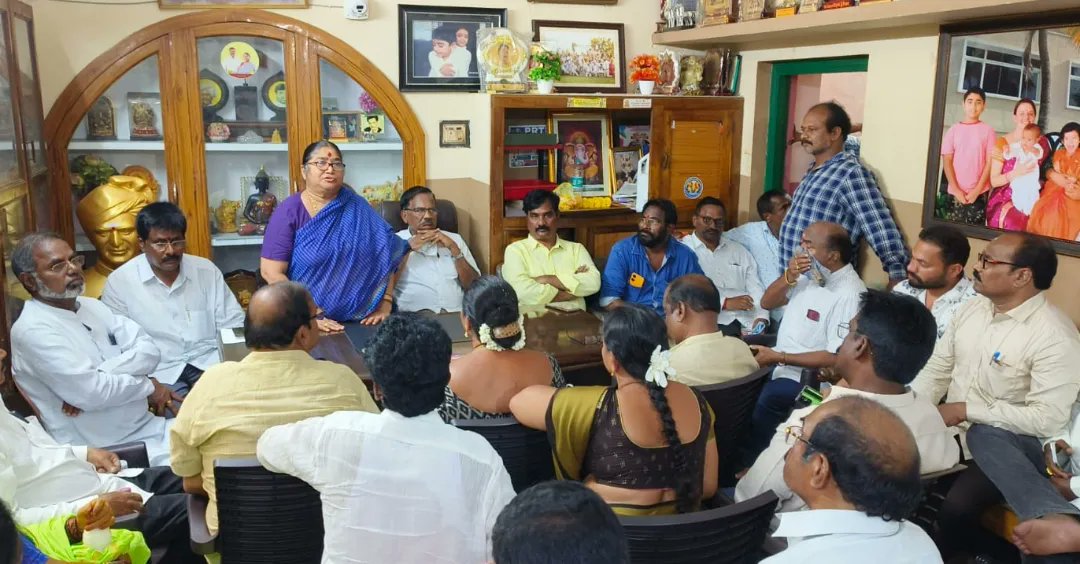 devigunda1's tweet photo. ఈరోజు అరసవల్లి 05.04.2024 *శ్రీకాకుళం నగర్ కార్పొరేషన్ కు సంబంధించి 50డివిజన్ ఇన్చార్జిలు మరియు టిడిపి ముఖ్య నాయకులతో సమావేశం ఏర్పాటు చేసిన మాజీ మంత్రి గుండ అప్పల సూర్యనారాయణ గారు, మాజీ MLA గుండ లక్ష్మీదేవి గారు* .... 

- క‌ష్ట‌కాలంలో అమ్మ వెంటే అండ‌గా ఉంటాం
- గుండ కుటుంబంతోనే టీడీపీ పూర్వ‌వైభ‌వం
- అవాస్త‌వాల‌తో ప్ర‌జ‌ల‌ను మోసం చేయ‌లేరు
- ప్ర‌జ‌లంతా గుండ లక్ష్మీదేవి నాయ‌క‌త్వాన్ని కోరుకుంటున్నారు
- అవాస్త‌వ స‌ర్వేల‌తో అధినేత చంద్ర‌బాబును మోసం చేయ‌డం త‌గ‌దు
- ఇప్ప‌టికైనా వాస్త‌వాలు గుర్తించినందుకు కౄత‌జ్ఞ‌త‌లు
- ఎవ‌రెన్ని కుట్ర‌లు చేసినా ఓటు వేయించేది క్యాడ‌ర్ మాత్ర‌మే
- నియోజ‌క‌వ‌ర్గ కార్య‌క‌ర్త‌ల స‌మావేశంలో అమ్మ‌కు బాస‌ట‌గా ఏకాభిప్రాయం
- అధినేత నిర్ణ‌యం కోసం అంత‌టా ఉత్కంఠ‌... స‌రైన నిర్ణ‌యం తీసుకుంటార‌ని ఆశాభావం
- శ్రీ‌కాకుళం అభ్య‌ర్థిని ప్ర‌క‌టించి ప‌దిరోజులు దాటినా అత‌నికి ముఖం చాటేస్తున్న ముఖ్య క్యాడ‌ర్
(శ్రీ‌కాకుళం)
ఆ కుటుంబానికి నాలుగు దశాబ్దాల ప్ర‌జాభిమానం... ఒక నాయ‌కుడు చేసిన కుట్ర‌ల‌కు పార్టీతో పాటు పార్టీని న‌మ్ముకుని జెండాలు మోసిన కార్య‌క‌ర్త‌లు సైతం ఇబ్బందులు ప‌డే రోజులు భ‌విష్య‌త్‌లో వ‌స్తాయ‌ని కార్య‌క‌ర్త‌లంతా గుర్తించారు. టీడీపీలో సంక్షోభాలు కొత్త కాన‌ప్ప‌టికీ నిస్వార్థ‌, నిజాయితీ రాజ‌కీయాల‌కు గుండ కుటుంబం పెట్ట‌ని కోట‌. వారు ప్ర‌తి ఎన్నిక‌ల్లోనూ అధినేత ఆదేశాలు తూచాగా కార్య‌క్ర‌మాలు చేస్తూ పార్టీ విజ‌యానికి ప్ర‌తి ఎన్నిక‌ల్లో టీడీపీ జండా ఎగుర‌వేసేందుకు అకుంఠిత దీక్ష‌తో ప‌ని చేశారు. ఏనాడూ కుట్ర రాజ‌కీయాలు, అస‌మ్మ‌తి ప్రోత్స‌హించ‌ని రాజ‌కీయ కుటుంబంగా జిల్లాలోనూ, రాష్ట్రంలోనూ గుండ కుటుంబానికి మంచి పేరు ఉంది.  క‌నీసం తెలియ‌ని కొత్త వ్య‌క్తికి, క్యాడ‌ర్‌తో స‌త్సంత్సంబంధాలు లేని అస‌మ్మ‌తి వ్య‌క్తికి శ్రీ‌కాకుళం నియోజ‌క‌వ‌ర్గ టీడీపీ టిక్కెట్ కొంత‌మంది అవాస్త‌వాలు అధినేత చెవికి చేరవేయ‌డంతోనే జ‌రిగిన పొర‌పాటుతోనే ఇప్ప‌టికీ క్యాడ‌ర్ భావిస్తున్నారు. ఆ విశ్వాసంతోనే వారంతా గుండ ల‌క్ష్మీదేవికి అండ‌గా నిలిచారు. మా రాజ‌కీయ జీవితం మీతోనే అంటూ బాస‌టగా ఉన్నారు. కార్య‌క‌ర్త‌లు, క్యాడ‌ర్ అభిప్రాయాల‌ను ప‌రిగ‌ణ‌లోకి తీసుకోవాల‌ని టిక్కెట్ కేటాయింపులో జ‌రిగిన త‌ప్పిదాన్ని అదినాయ‌క‌త్వం స‌రి చేయాలంటూ ఎంతో క్ర‌మ‌శిక్ష‌ణ‌గా వారు రాష్ట్ర పార్టీ నాయ‌క‌త్వానికి కోరుతున్నారు. ఈ నేప‌థ్యంలోనే ఎన్నిక‌ల వ‌ర‌కు అమ్మ వెంటే నిలుస్తామ‌ని తిరిగి టీడీపీ నియోజ‌క‌వ‌ర్గంలో పూర్వ‌వైభ‌వం తీసుకు వస్తామ‌ని కార్య‌క‌ర్త‌లు స్పష్టం చేస్తున్నారు. పార్టీలో ప‌ద‌వుల కంటే అమ్మ నాయ‌క‌త్వంలోనే మా జీవితాలు ఆనందంగా ఉంటాయ‌ని వారంతా అధినేత నిర్ణ‌యం కోసం ఎదురుచూస్తున్నారు. నేడో, రేపో కార్య‌క‌ర్త‌ల ఆకాంక్ష‌ల మేర‌కు టిక్కెట్ కేటాయింపులో జ‌రిగిన త‌ప్పిదాన్ని అధినేత చంద్ర‌బాబే స‌రి అమ్మ ల‌క్ష్మీదేవికి న్యాయం చేసేలా నియోజ‌క వ‌ర్గ ఎమ్మెల్యే అభ్య‌ర్థిగా ప్ర‌క‌టిస్తార‌ని వారంతా పూర్తి విశ్వ‌సం వ్య‌క్తం చేస్తున్నారు. అదే అభిప్రాయాన్ని అర‌స‌వ‌ల్లిలో గుండ దంప‌తుల నివాసంలో జ‌రిగిన నియోజ‌క‌వర్గ ముఖ్య కార్య‌క‌ర్త‌లు, నాయ‌కుల స‌మావేశంలో అన్ని అంశాల‌ను చ‌ర్చించారు. ఏది ఏమైన‌ప్ప‌టికీ వారంతా గుండ కుటుంబానికి బాస‌ట‌గా నిల‌వ‌డం సిక్కోలు రాజ‌కీయాల్లో ఓ చ‌రిత్ర ఆ కుటుంబానికి కార్య‌క‌ర్త‌ల మ‌న‌సుల్లో ఉండే సుస్థిర స్థానం స్ప‌ష్టం చేస్తోంది. అటువంటి ఆద‌ర‌ణ ఉన్న గుండ ల‌క్ష్మీదేవికి అభ్య‌ర్థిగా ప్ర‌క‌టిస్తేనే ధ‌ర్మాన‌కు ధీటైన రాజ‌కీయాల‌కు ఎన్నిక‌ల్లో విజ‌యం సాధిస్తార‌ని కొత్త వ్యక్తితో ప్ర‌యోగాలు చేస్తే అది దిద్దుకోలేని త‌ప్పే కాకుండా పార్టీకి భారీ మూల్యం త‌ప్ప‌ద‌ని రాజ‌కీయ విశ్లేష‌కులు భావిస్తున్నారు. తానే నియోజ‌క‌వ‌ర్గ అభ్య‌ర్థినంటూ కొ్త్త వ్య‌క్తి న‌గ‌రంలో, రూర‌ల్‌లో, ప్ర‌చారం చేస్తున్న టీడీపీ ముఖ్య‌నాయ‌కులు, క్ర‌మ‌శిక్ష‌ణ క‌లిగిన కార్య‌క‌ర్త‌లు అమ్మ గుండ లక్ష్మీదేవికి అండ‌గా నిల‌వ‌డం సిక్కోలు రాజ‌కీయాల్లో గుండ కుటుంబం సంపాదించుకున్న ఆస్తి. వారే ఆ కుటుంబానికి సర్వస్వం.