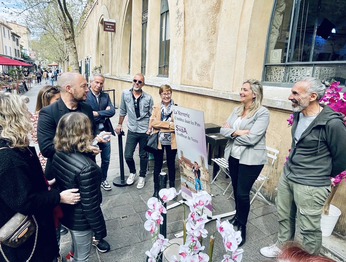 Très émue de remettre à l’association « Princesse Paloma », la médaille du @Senat sublimée par le travail du maître verrier d’ #Antibes Didier Saba. L’occasion de saluer leur solidarité auprès des enfants malades et des structures de santé des #AlpesMaritimes.