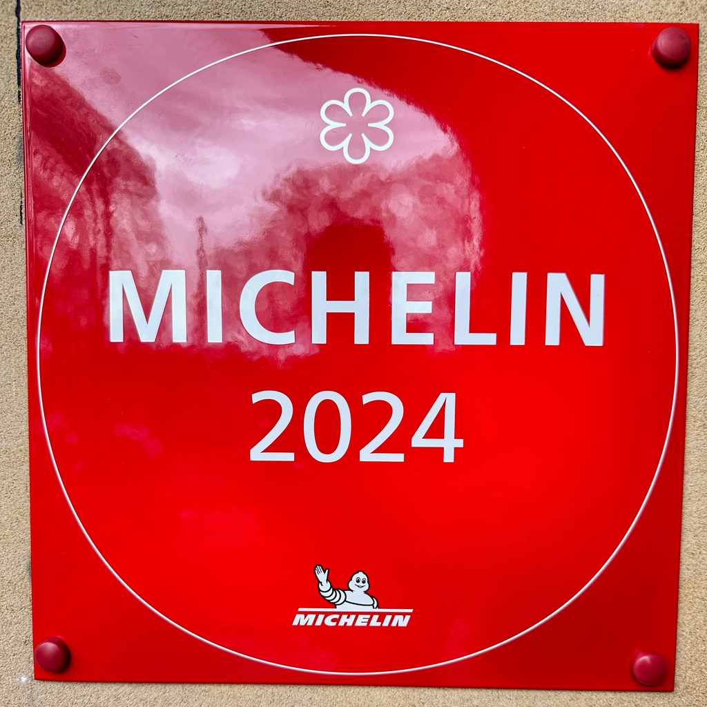 We’ve got a new arrival Roots York! Huge congratulations to our incredible team for their unwavering dedication and passion. A big thank you to Michelin for acknowledging the outstanding efforts of our talented staff. Here's to many more successes ahead! 🌟👏