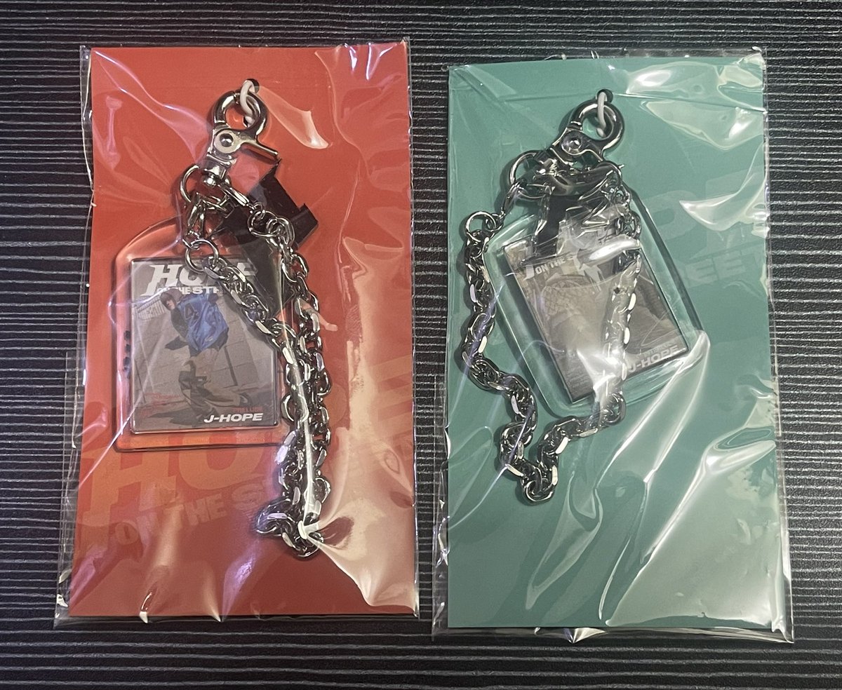 Huooooy!!! Yung HOTS Pop Up Keyring ni Hobi, pwedeng gawing bracelet, trewwww???? I have few extras, like 2-3 pcs na lang. 😅 ₱1,350 + lsf Comment mine or message me #SDPH_ONHAND