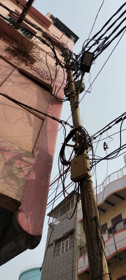 VFT_India's tweet photo. @UPPCLLKO @UppclChairman बड़ी दुर्घटना को निमंत्रण देता यह विद्युत पोल, निवेदन है की जल्द से जल्द इसी सही करने की कृपा करें जिस से किसी बड़ी दुर्घटना से समय रहते बचा जा सके । यह पोल मिर्जापुर नगर के घंटाघर माता प्रसाद इंटर कॉलेज के सामने का है । https://t.co/ZBKrgOtJeY