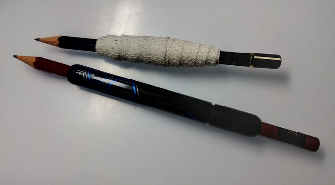 今日の買い物中に思い立ってプラモ屋さんにピラニアンソー買いに行ったら扱ってなかった……田舎である😅
という訳でピンバイスとニッパーとヤスリで鉛筆ホルダーのケツを貫通仕様にしたらなかなか思惑通りの太軸化になった。これならズラシも着脱もラクチンチンポコ也 