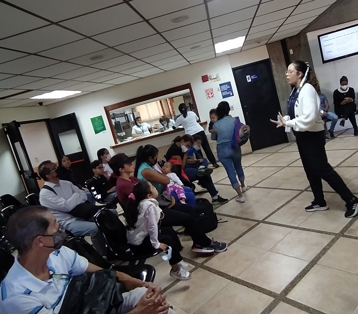 Y cerrando #HOYenCANIA la Semana de Promoción de la Salud CANIA, nuestra especialista Delia  Carrasco facilitó la charla denominada 'Mi Salud, Mi Derecho', en la  cual ofreció información y recomendaciones a los pacientes de #SalaDeEspera 
#VamosPorMás